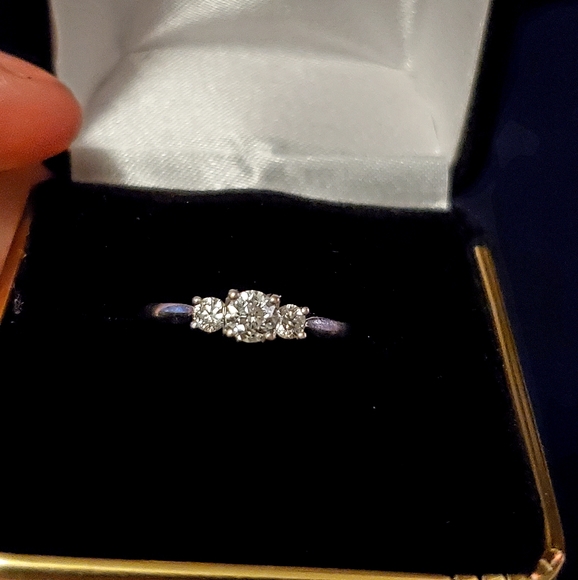 Canadian diamond engagement ring 14k - Picture 5 of 9
